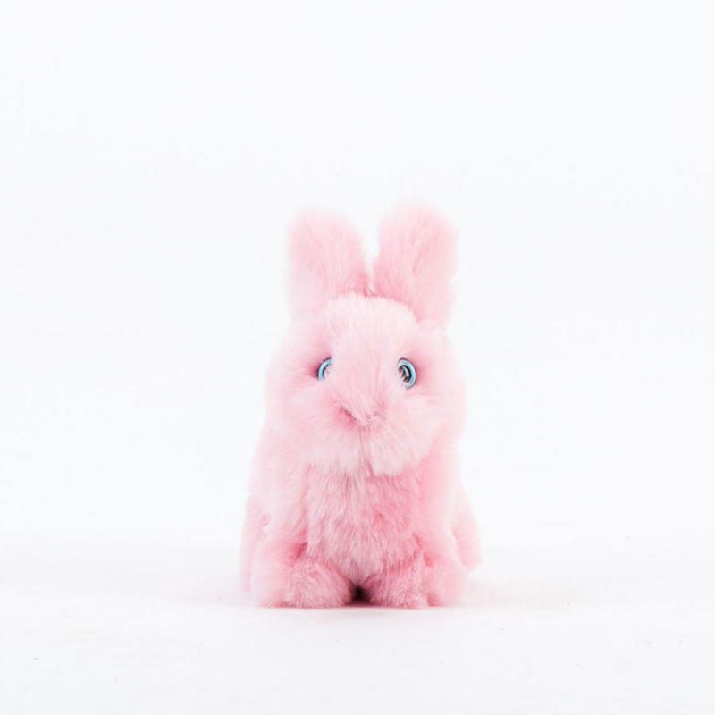 Peluche Lapin Léon rose, douce et moelleuse, avec des yeux bleus.