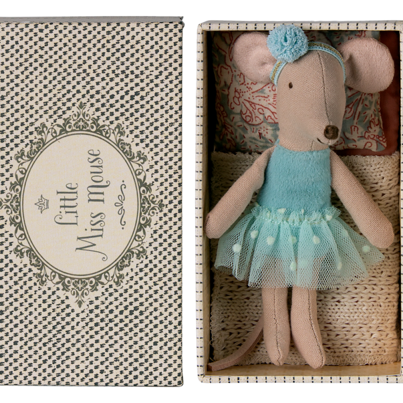 Souris Ballerine dans son Lit Tiroir, Petite Sœur, vêtue d'une robe bleue, dans une boîte décorative