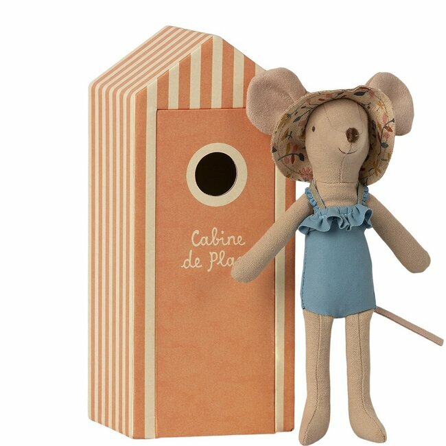Maman Souris dans sa cabine de plage, jouet en peluche avec robe bleue et chapeau.