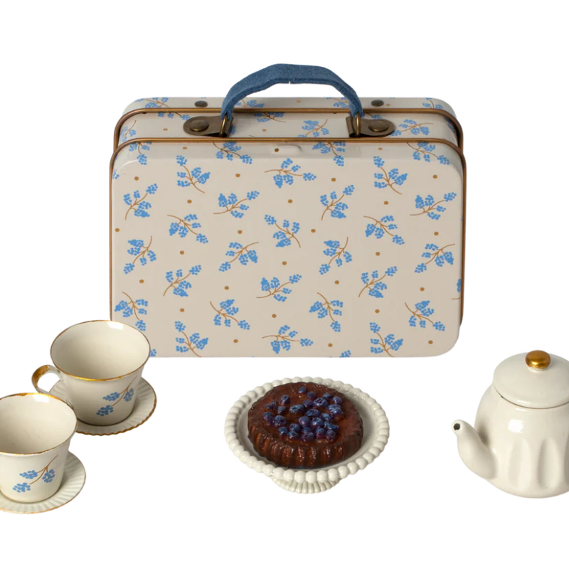 Valisette Pique-Nique avec motif floral, accompagnée de tasses, théière et gâteau.