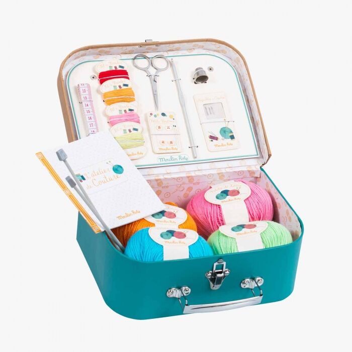 Valise Couture Les Jouets d'Hier avec accessoires de couture colorés et fils.
