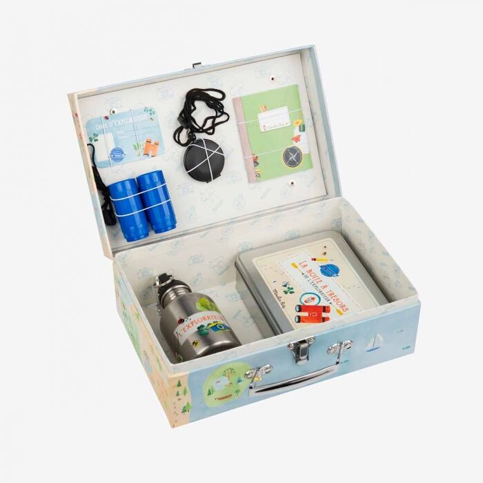 Valise de l'Explorateur - Le Jardin du Moulin, ouverte avec accessoires d'exploration pour enfants.