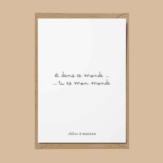 Carte Postale Tu es mon Monde avec texte manuscrit sur fond blanc, enveloppe kraft.