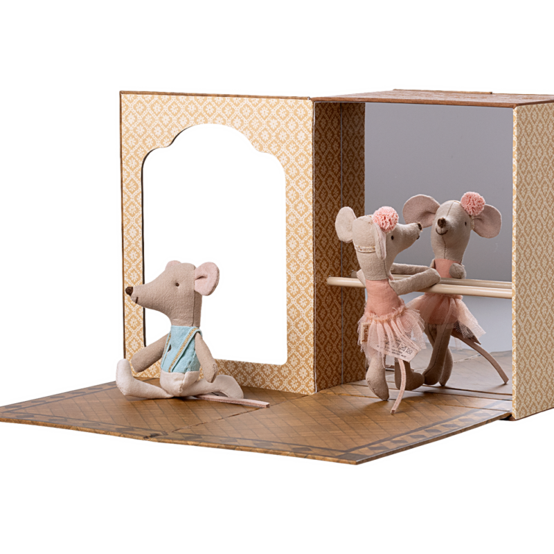 Studio de danse avec Petite Sœur et Petit Frère Souris, jouets en scène de ballet