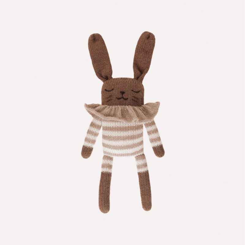 Doudou lapin en tricot marron avec collerette, jouet doux et câlin