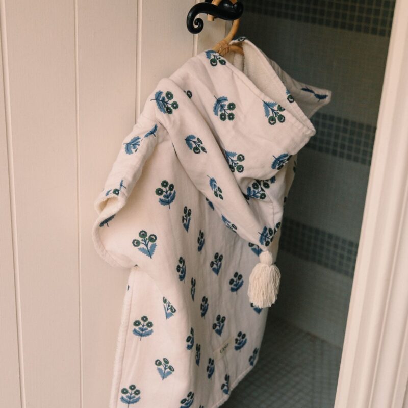 Poncho à Manches suspendu avec motifs bleus, tissu doux et confortable