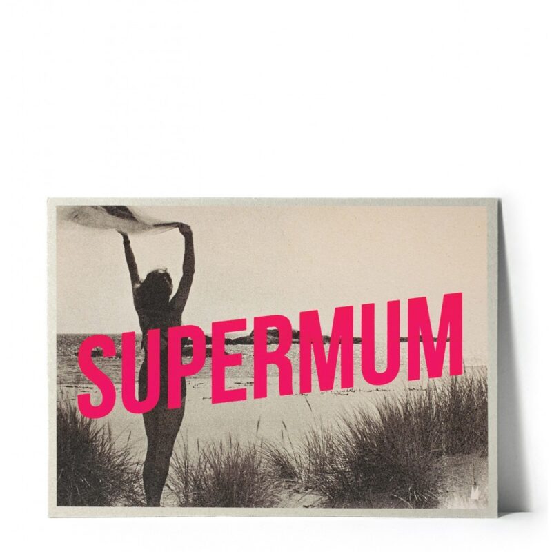 Carte Sérigraphiée SUPERMUM : silhouette sur la plage avec texte en rose