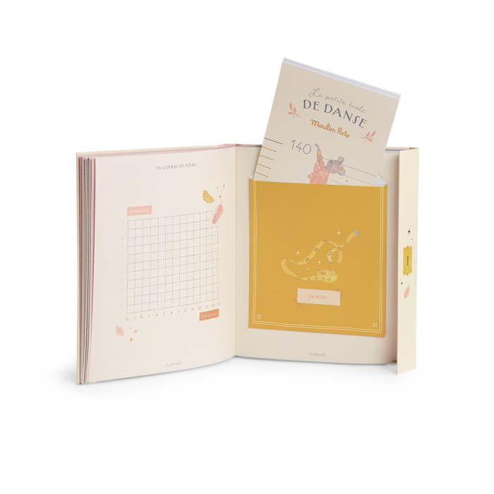Livre de naissance La Petite École de Danse ouvert avec pages illustrées et enveloppe.