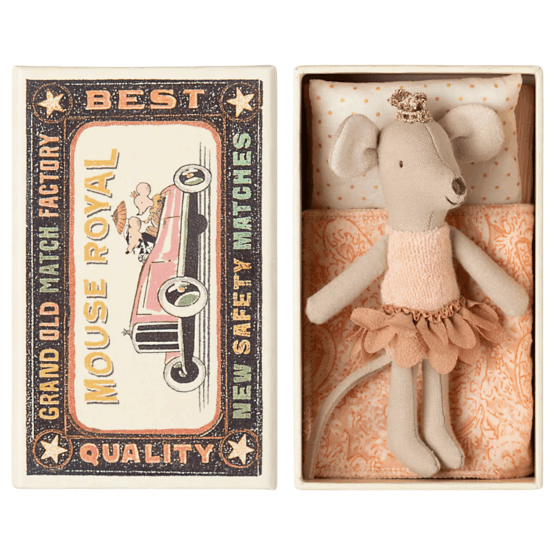 Petite sœur souris princesse dans sa boîte d'allumettes, jouet en tissu avec couronne