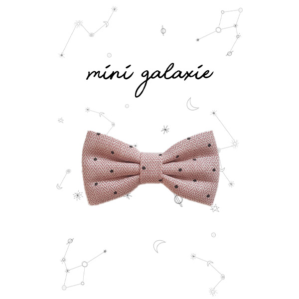 Barrette nœud rose scintillant à pois noirs, accessoire élégant pour cheveux.