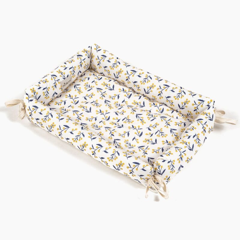 Matelas à langer Nomade en coton Mimosa avec motif floral jaune et bleu, portable