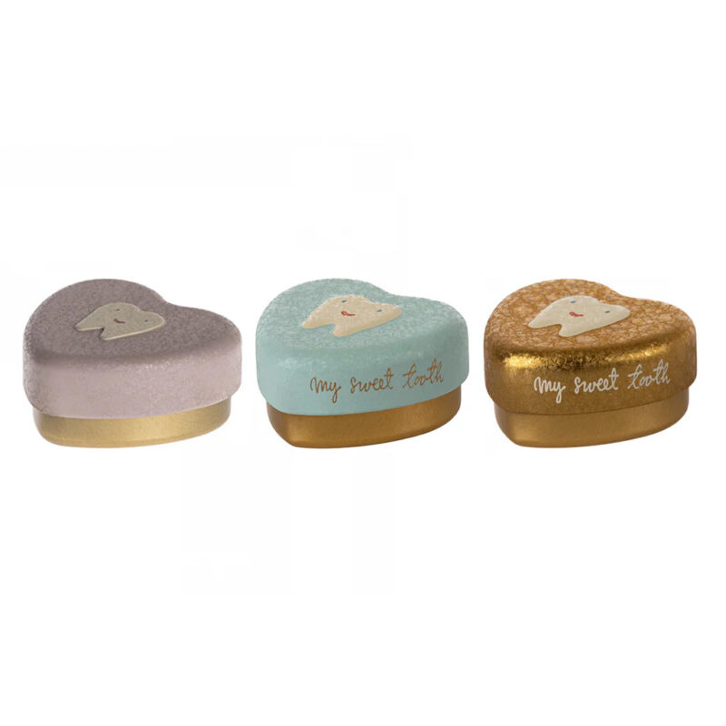 Boîte à dents Maileg en forme de cœur, disponible en plusieurs couleurs, avec un motif de dent.