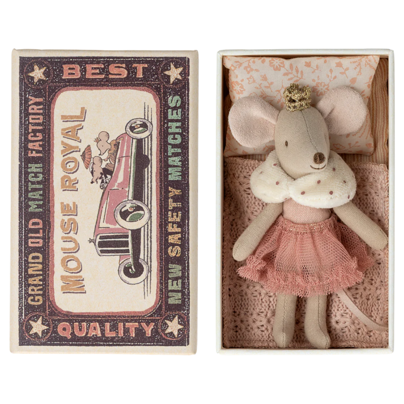 Petite sœur souris princesse dans sa boîte d'allumettes, jouet en peluche avec robe rose