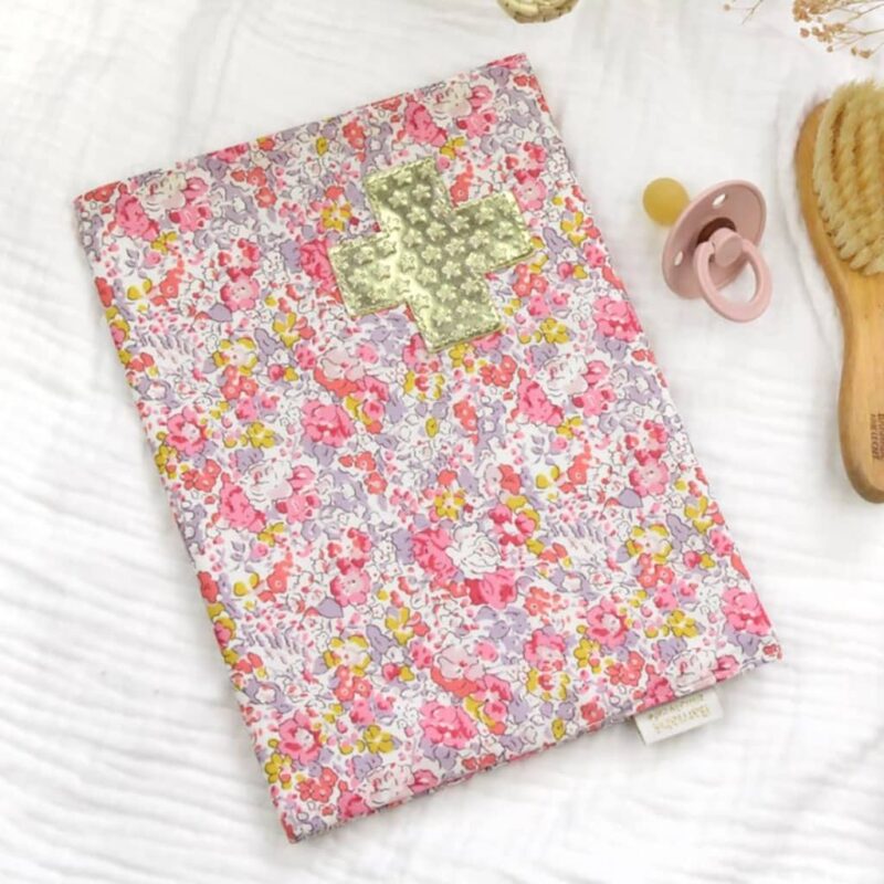 Protège Carnet De Santé – Clara avec motif floral coloré et croix verte