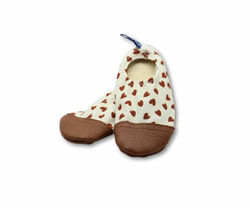 Chaussons Les Petits Cœurs avec motif cœur rouge et semelle marron