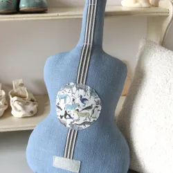 Boîte à musique Guitare Les copains d'abord, jouet en tissu bleu avec motif animalier