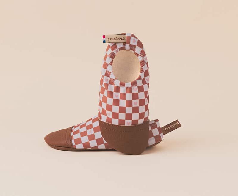 Chaussons Tout Terrain - Les Petits Damiers, motif damier rouge et blanc, semelle souple