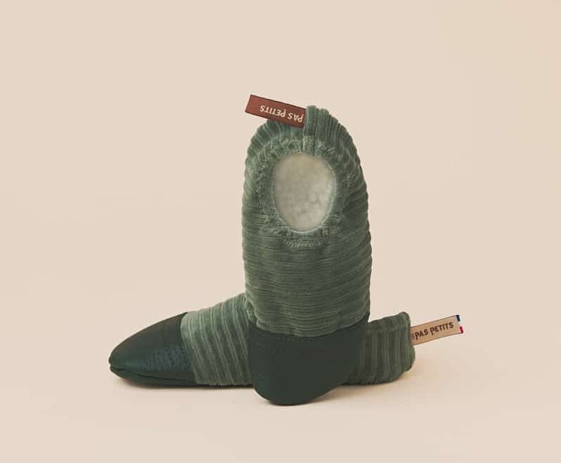Les Petits Velours : chaussons verts en velours avec étiquette rouge, confort douillet