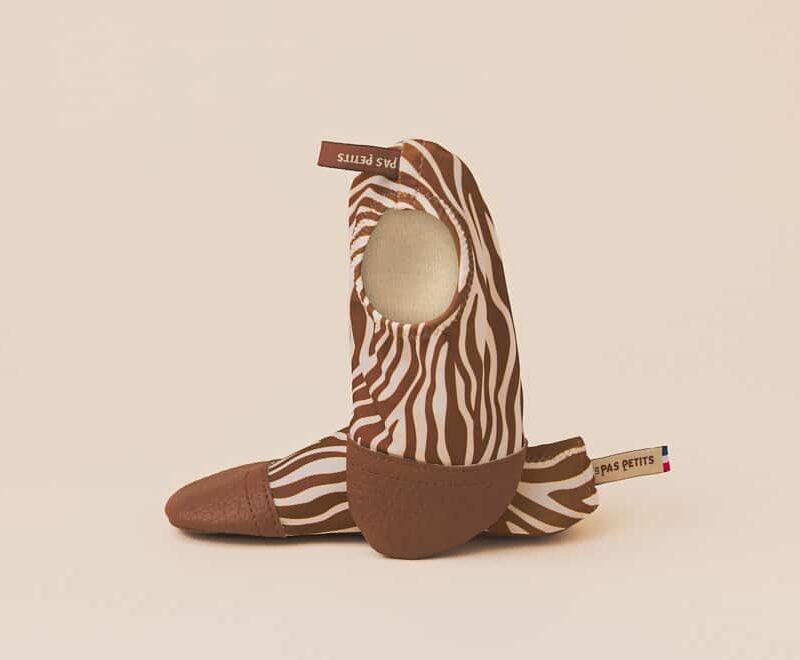Chaussons Les Petits Zèbres avec motif zébré marron et blanc, semelle souple