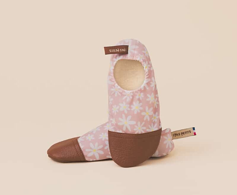 Chaussons souples Les Petites Marguerites avec motif floral et semelle marron