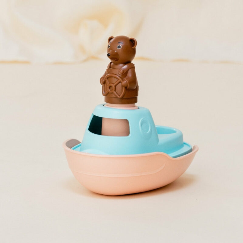 Le Bateau de Petit Ours Brun en plastique coloré avec figurine d'ours.